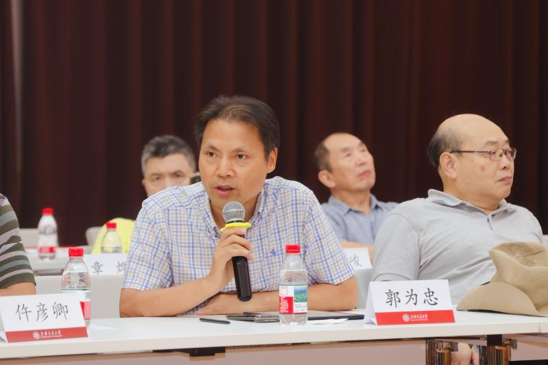 会议由校督导委员会主任杨立主持